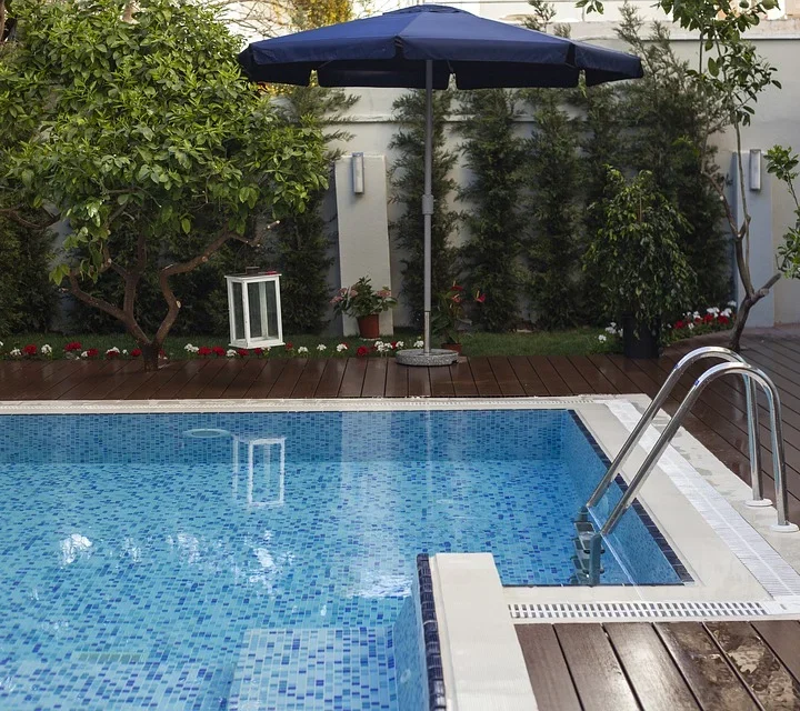 Konstrukcja basenu w ogrodzie – w jaki sposób zapoczątkować budowę?